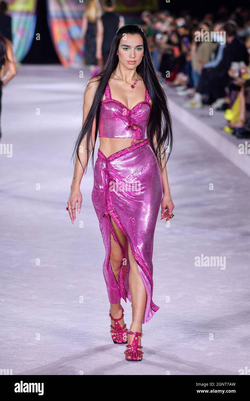 La cantante, compositora y modelo inglesa Dua Lipa camina por la pista en  el desfile de moda Versace en el verano de 2022. Milán (Italia), 24th de  septiembre de 2021 (Foto de