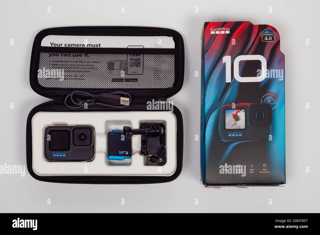 El paquete GoPro Hero 10 negro con logotipo contiene. Vista superior de la  cámara de acción con batería y accesorios en la caja, sobre fondo blanco  Fotografía de stock - Alamy