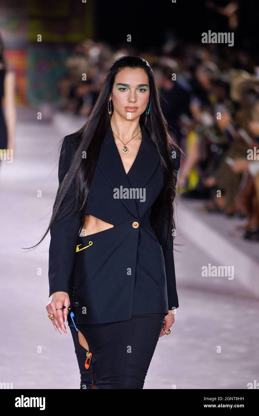 La cantante, compositora y modelo inglesa Dua Lipa camina por la pista en  el desfile de moda Versace en el verano de 2022. Milán (Italia), 24th de  septiembre de 2021 (Foto de