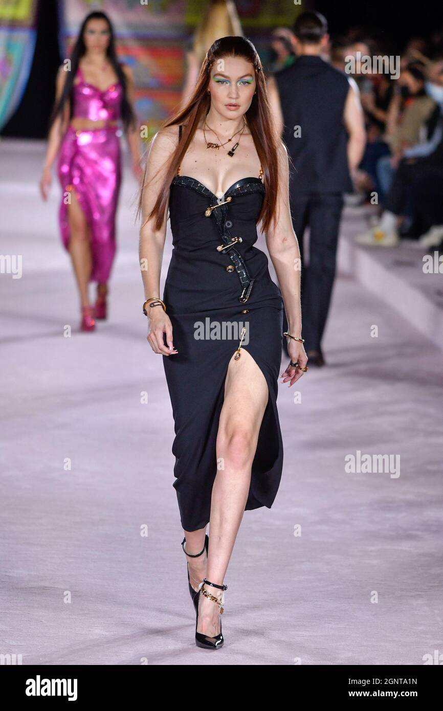 El mejor modelo estadounidense Gigi Hadid camina por la pista de aterrizaje  en el espectáculo de moda de Versace en el verano de 2022. Milán (Italia),  24th de septiembre de 2021 (Foto