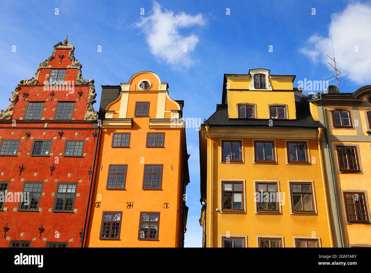 Vista en ángulo bajo de los 1670s edificios residenciales antiguos en el distrito de la ciudad vieja de Estocolmo en la plaza Stortorget. Foto de stock