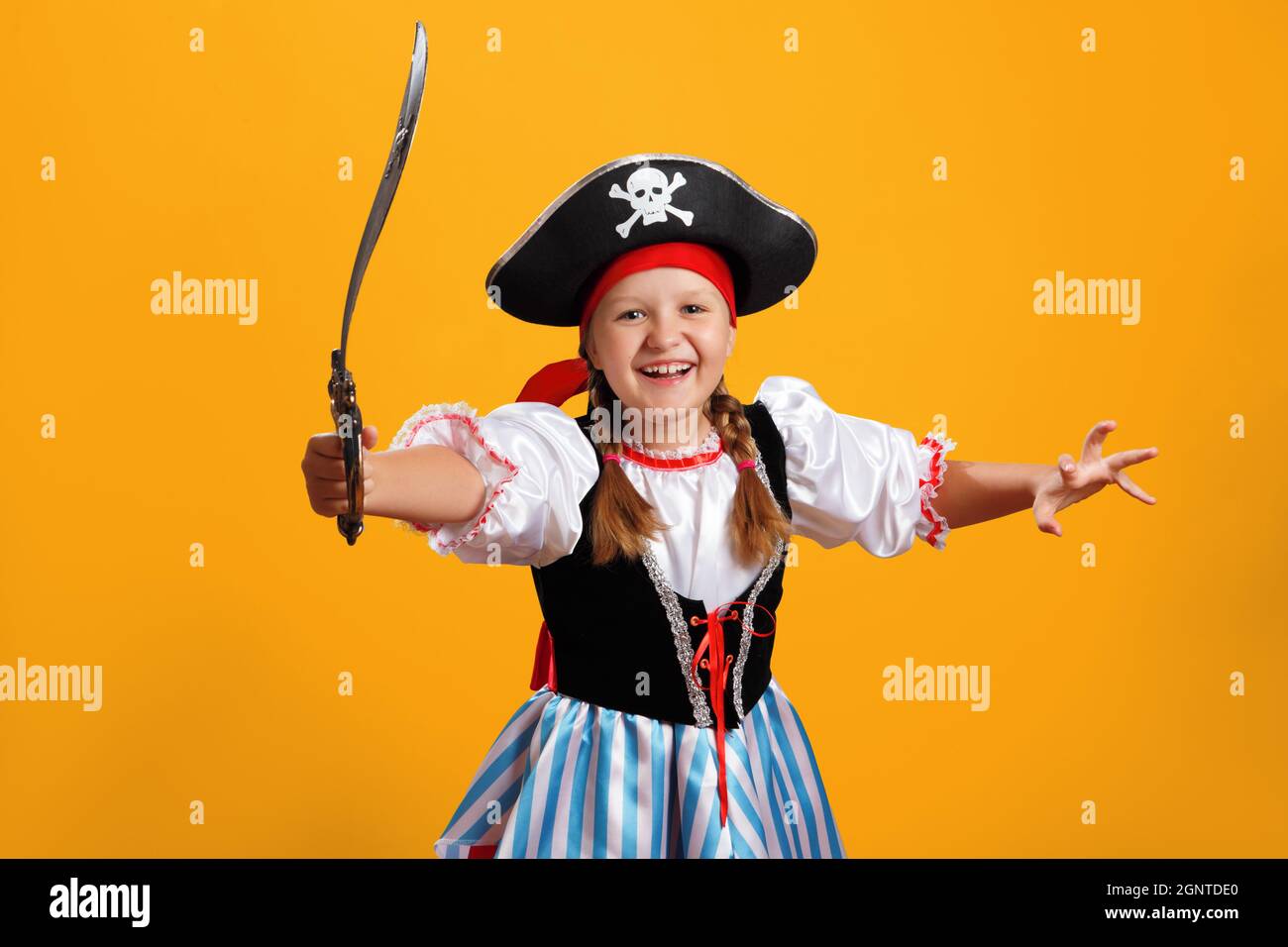 Por favor veterano Jadeo Little girl in pirate costume fotografías e imágenes de alta resolución -  Alamy