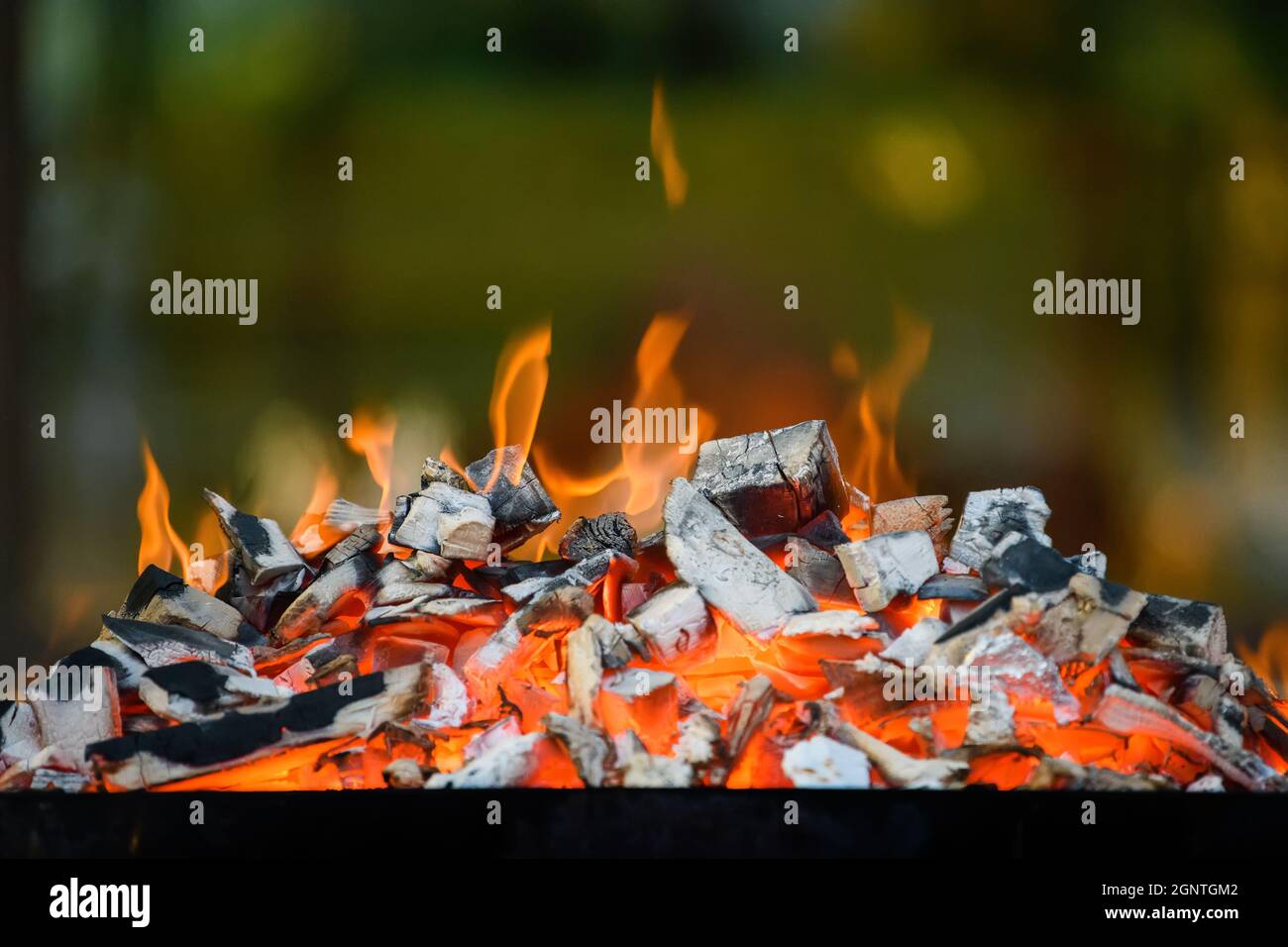 un primer plano de la barbacoa argentina en una parrilla con maderas embers  al aire libre Fotografía de stock - Alamy