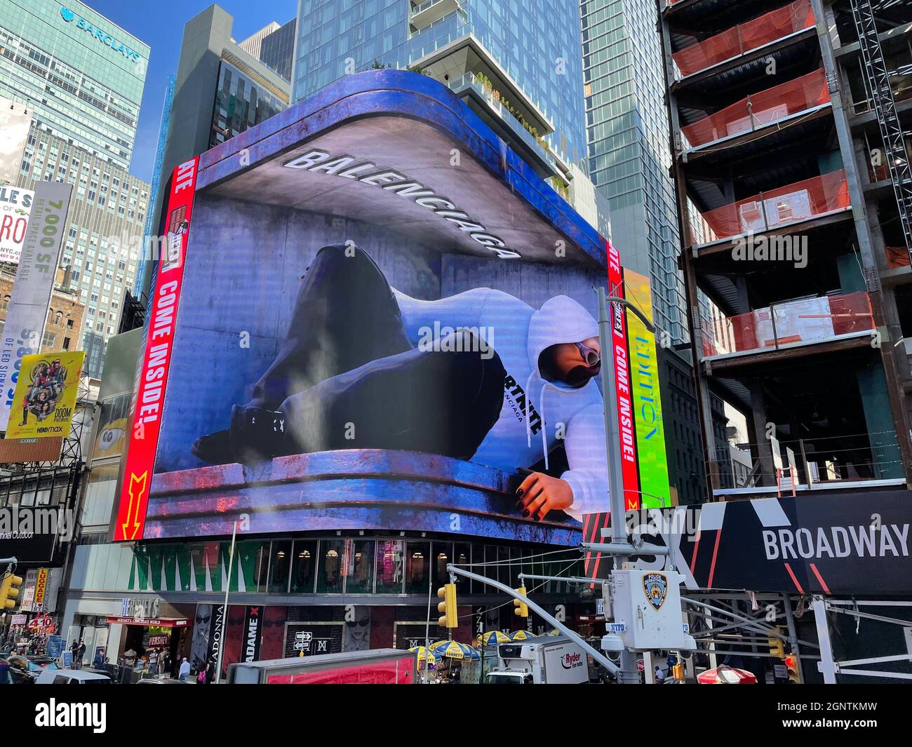 Nueva York NY 27 de septiembre: Balenciaga's 3D Fortnite billboard in Times  Square NYC Crédito: Raintmaker/MediaPunch Fotografía de stock - Alamy
