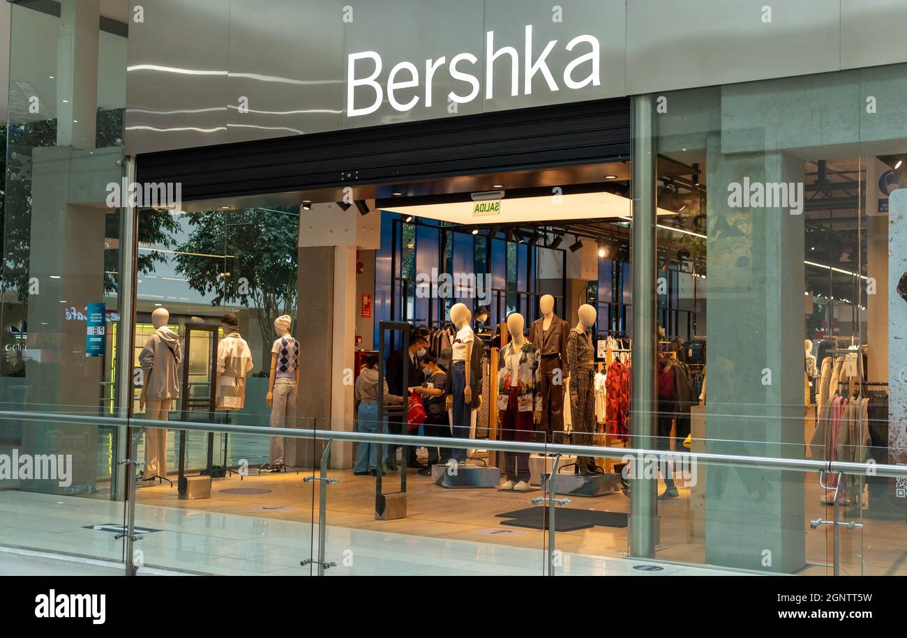 Bershka Logo Fotos e Imágenes de stock - Alamy