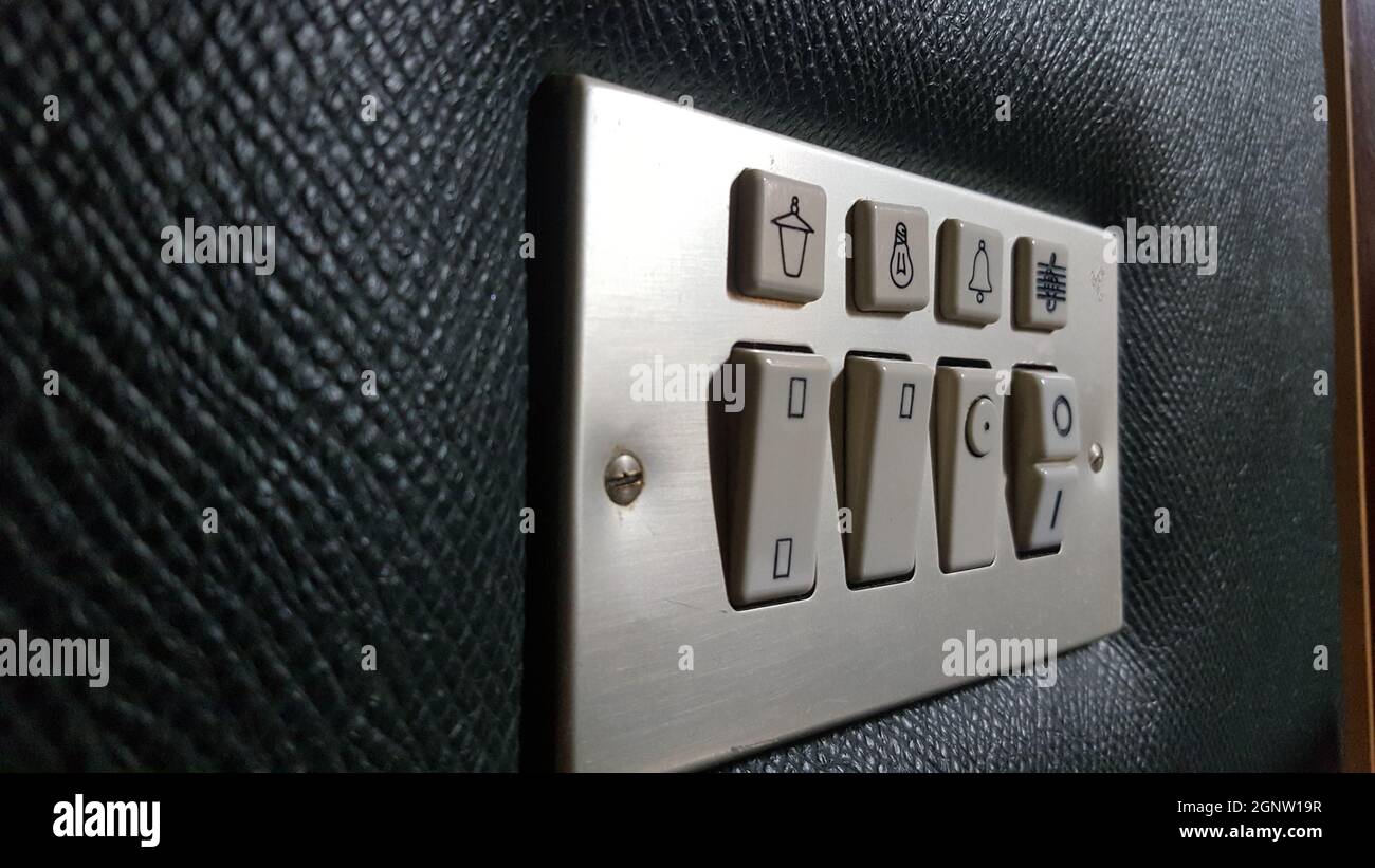 Panel de interruptores estilo años setenta para el hotel. Primer plano Foto de stock