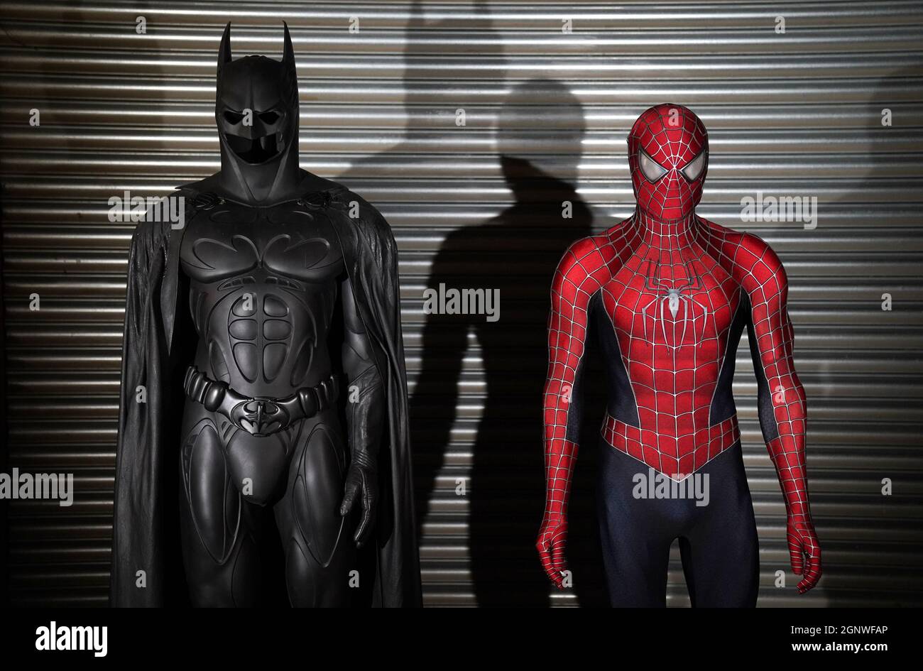 Val Kilmer's Sonar Batsuit (left) de 1995 'Batman Forever' (est: £ -  ), junto a la producción de Tobey Maguire hizo vestuario de la  película de 2007 'Spider-Man 3'(est: £ ),