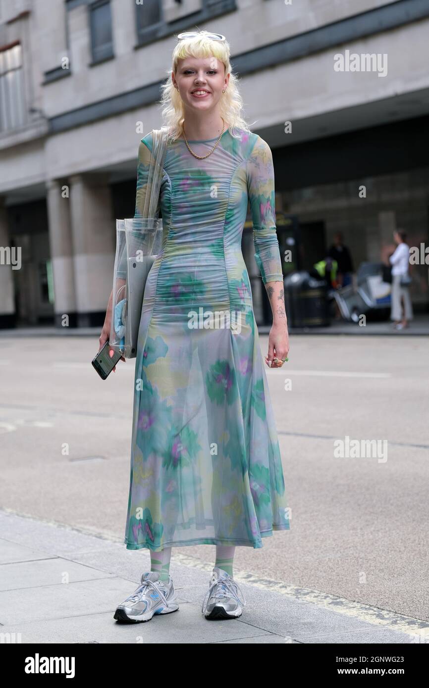 Estilo de calle rodada el primer día de la Semana de la Moda de Londres,  temporada de primavera de verano de 2022, el sábado 18th 2021 de  septiembre. Elegantes invitados y asistentes