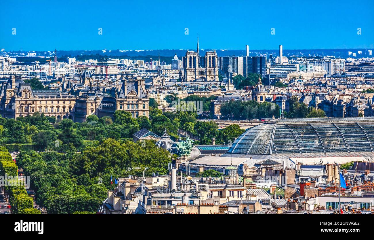 Notre Dame Grand Palais Louvre Edificios Arco del Triunfo Ver Paisaje de la Ciudad Centro París Francia. Foto de stock