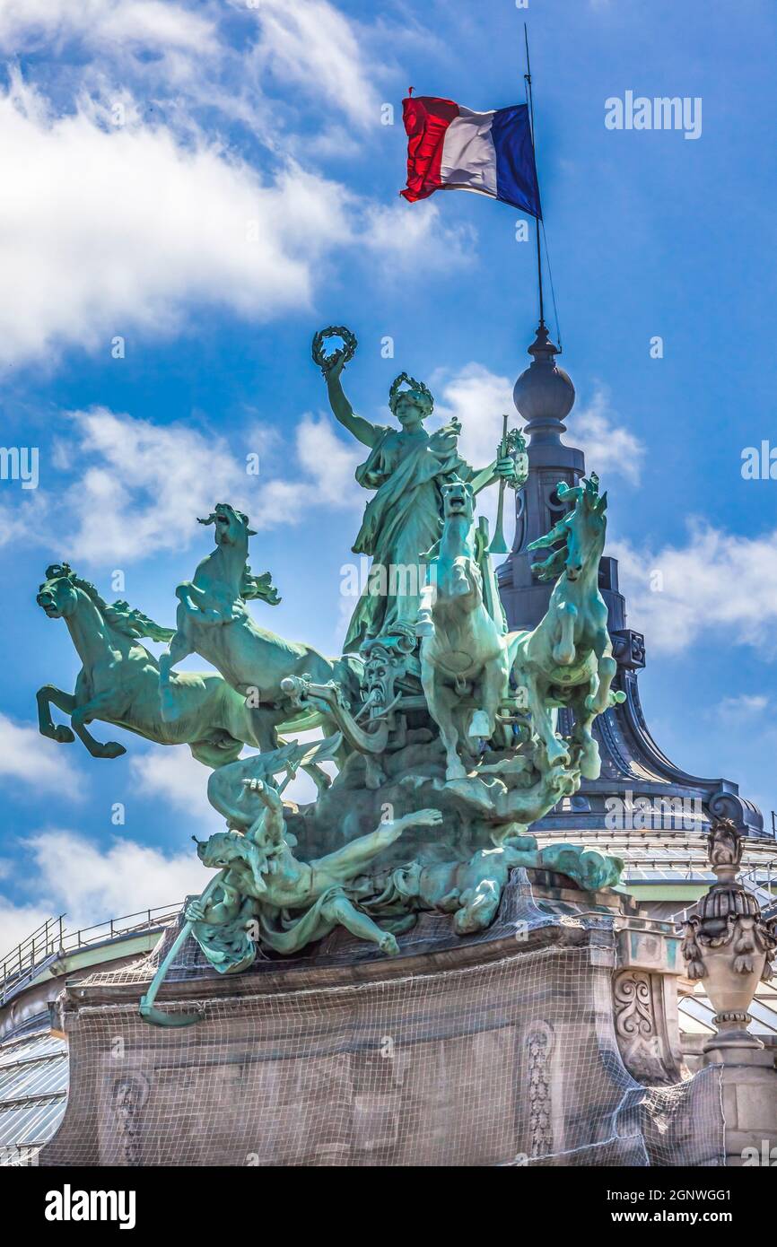 Estatua de la Inmortalidad Bandera Grand Palais de Champs Elysees Palace París Francia Estatua por George Reciton a finales de 1800s para la Exposición Universal en 1900 Foto de stock