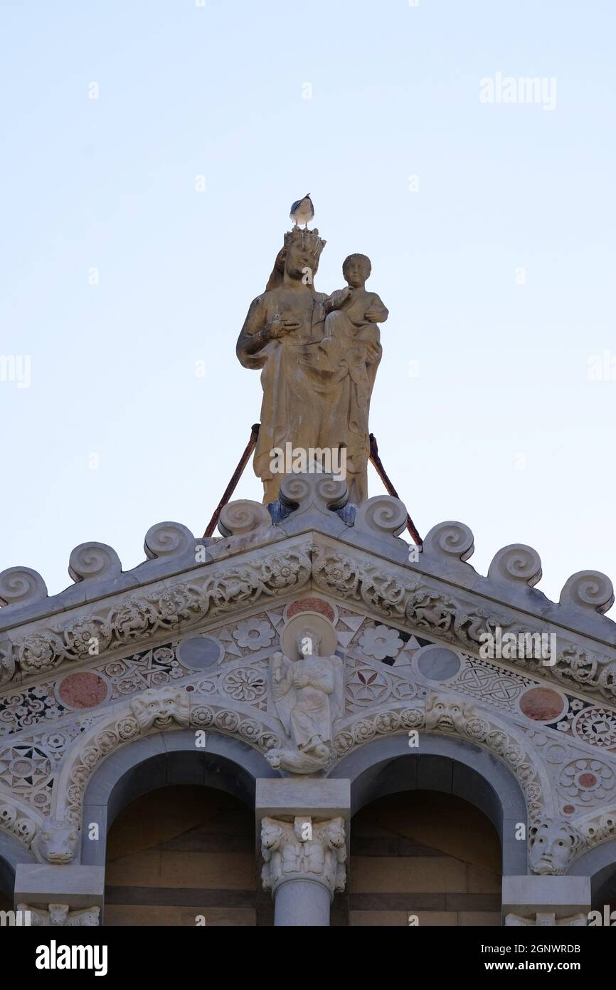 PISA, ITALIA - 06 DE JUNIO de 2015: Virgen María con el bebé Jesús, Catedral Santa María de la Asunción en la Piazza dei Miracoli en Pisa, Italia. Mundo de la UNESCO Foto de stock