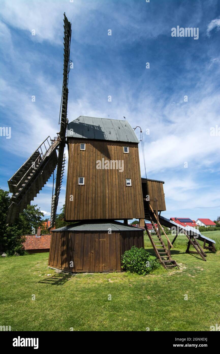 El molino de viento de Abbenrode es un molino de viento en pleno funcionamiento construido en el año 1880. Foto de stock