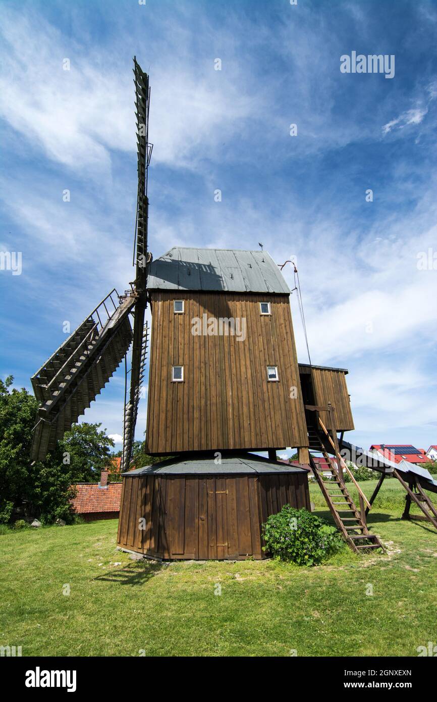 El molino de viento de Abbenrode es un molino de viento en pleno funcionamiento construido en el año 1880. Foto de stock
