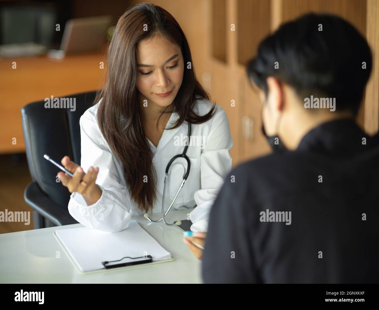 En una clínica médica, una doctora consulta y explica los síntomas de