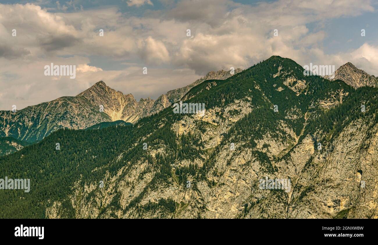 Picos y cordilleras de los Alpes en la frontera entre Italia y Austria. Brenner Pass, Italia, Europa Foto de stock