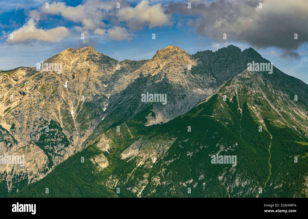 Picos y cordilleras de los Alpes en la frontera entre Italia y Austria. Brenner Pass, Italia, Europa Foto de stock
