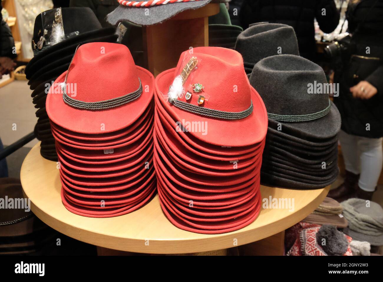 Sombreros tiroleses, tienda de souvenir, Salzburgo, Austria Fotografía de  stock - Alamy