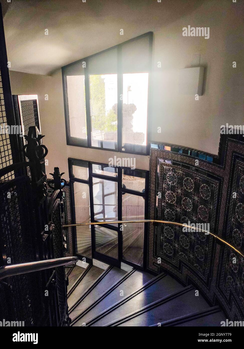Escalera con azulejos de cerámica pintados a mano utilizada por una escalera interior del Palacio de Cibeles Foto de stock