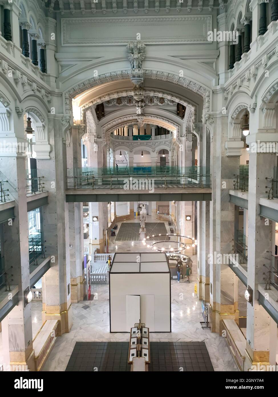 Interior del Palacio de Cibeles, que alberga la sede de la oficina de  correos y el ayuntamiento de Madrid, España. Europa. Fotografía vertical  Fotografía de stock - Alamy