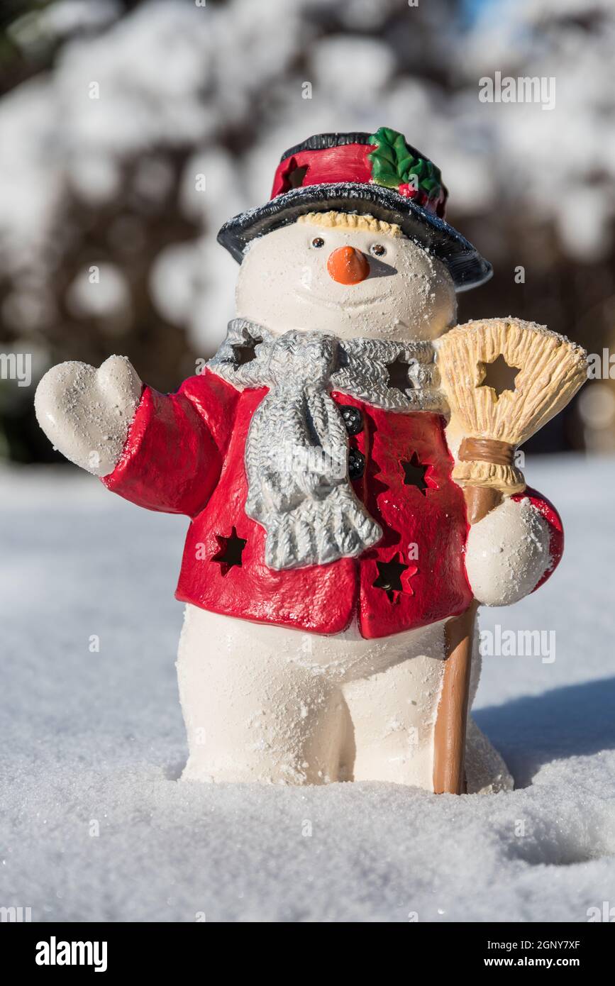 decoración de invierno - muñeco de nieve pintado a mano está en la nieve  Fotografía de stock - Alamy