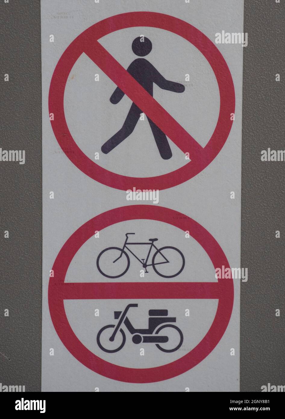 una señal de entrada prohibida en la calle, señal de tráfico de carretera  Fotografía de stock - Alamy