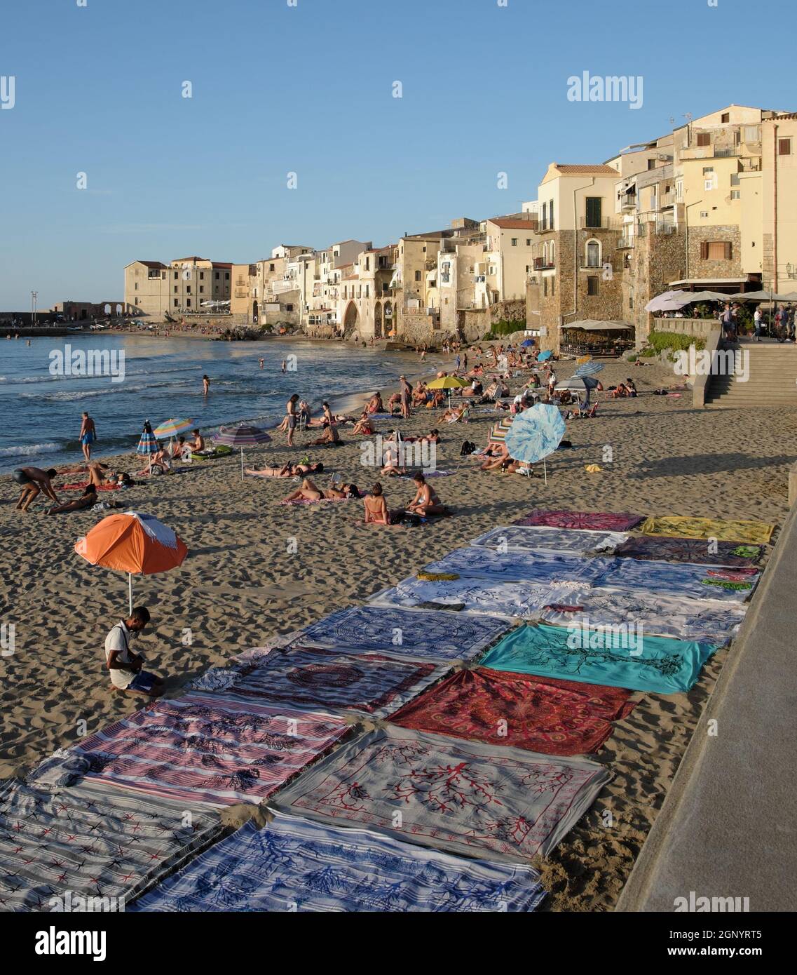 playa y pueblo de mar de Cefalù en Sicilia, punto de referencia del turismo al aire libre Foto de stock