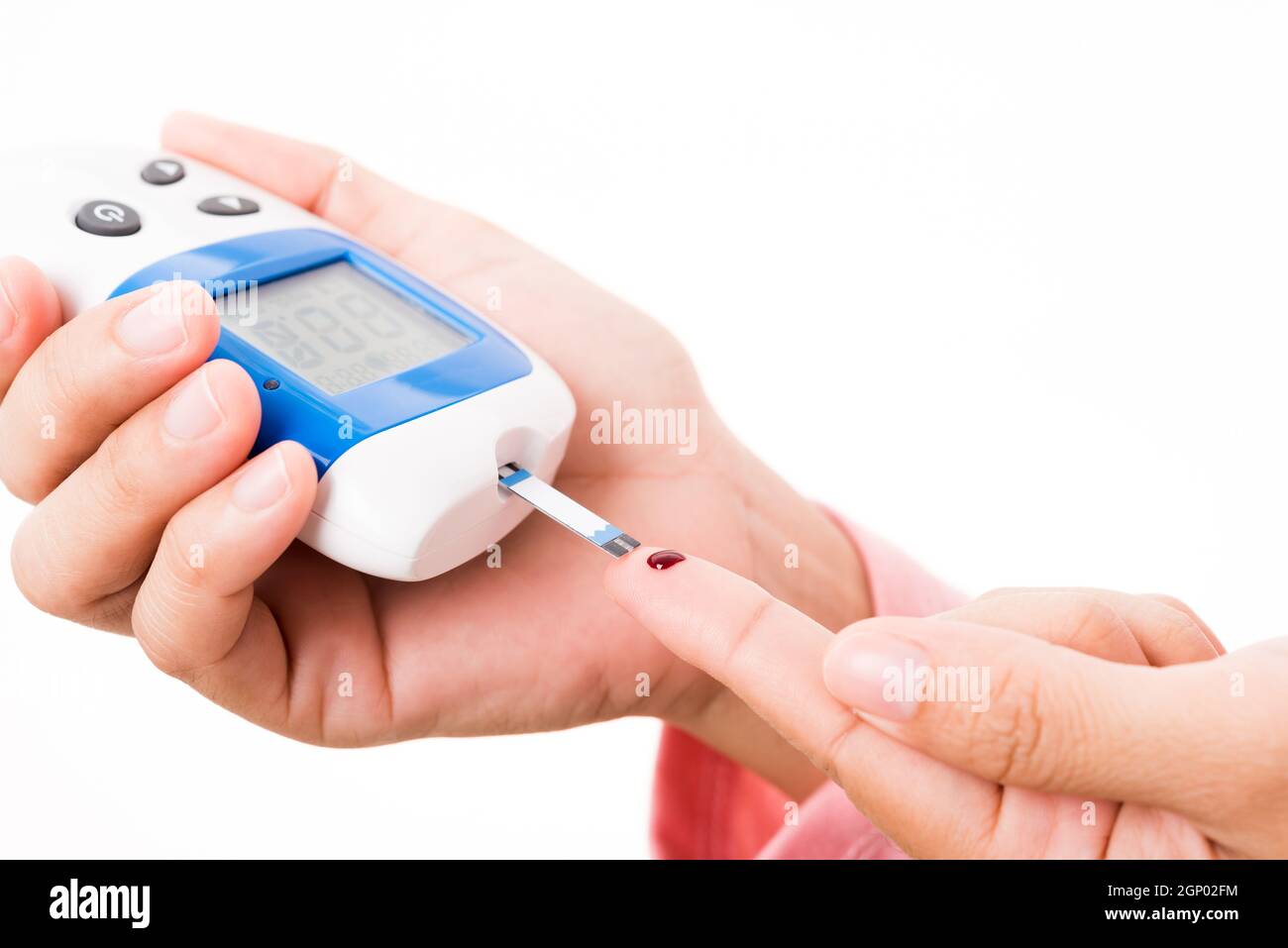 Closeup manos mujer medir el nivel de la prueba de glucosa con sangre con el  dedo por el glucómetro ella monitorea y controla la sangre alta azúcar  diabetes y glucémico Fotografía de