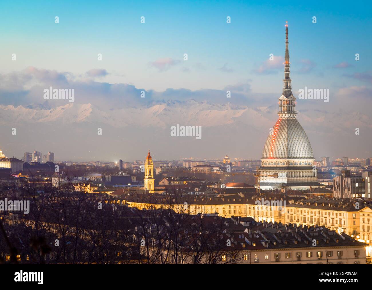 Turín, región Piamonte, Italia. Panorama desde Monte dei Cappuccini (Cerro de Cappuccini) al atardecer con las montañas de los Alpes y el monumento Mole Antonelliana. Foto de stock