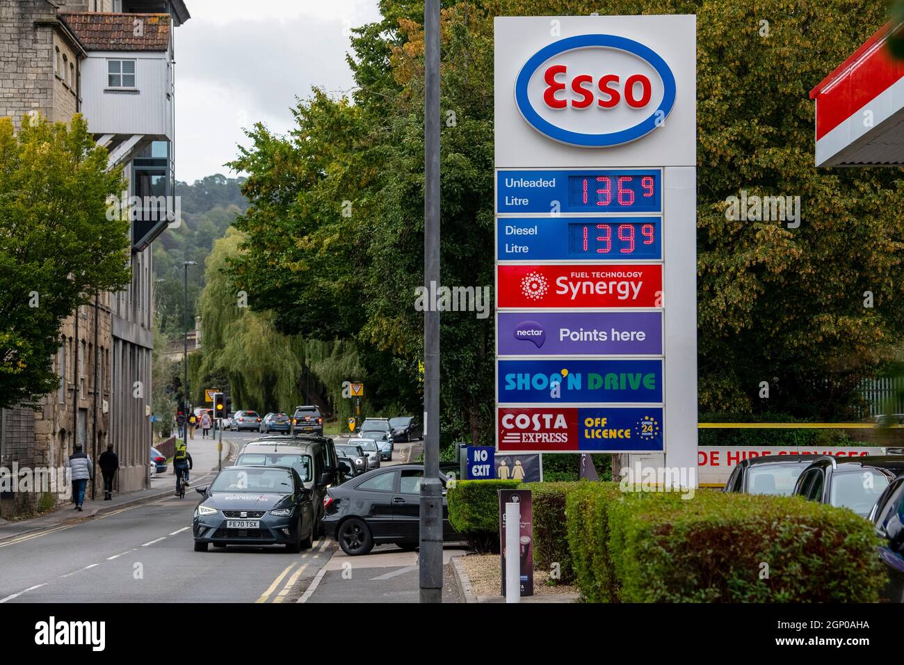 Los conductores hacen cola para obtener combustible en ambas direcciones en una gasolinera de la ESSO en Bath, Somerset, mientras la crisis del combustible continúa en todo el Reino Unido. Foto de stock