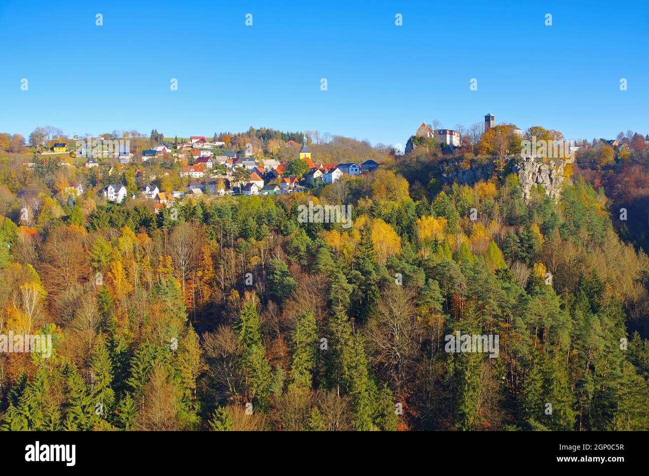 Hohnstein Castillo en las montañas de arenisca del Elba en otoño Foto de stock