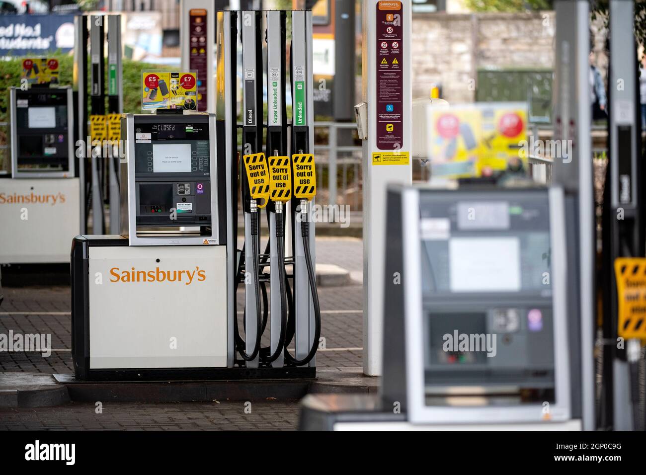 Una gasolinera de Sainsbury en Bath, Somerset, que se ha quedado sin combustible a medida que la crisis del combustible continúa en todo el Reino Unido. Foto de stock