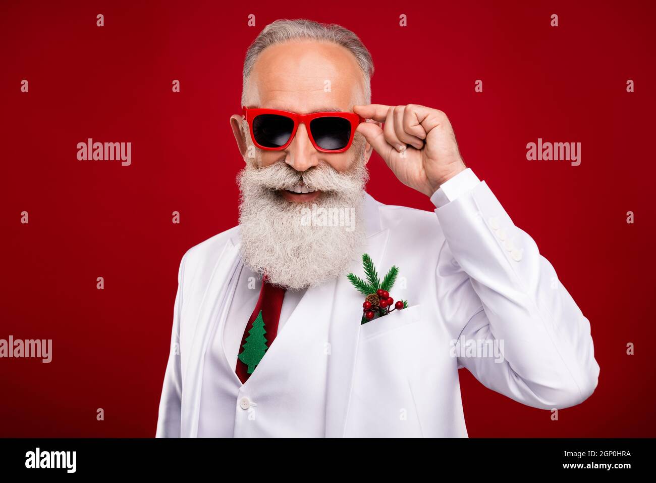 Foto de pelo blanco viejo frío bueno hombre ropa gafas blanca chaqueta  aislada sobre fondo de color rojo Fotografía de stock - Alamy