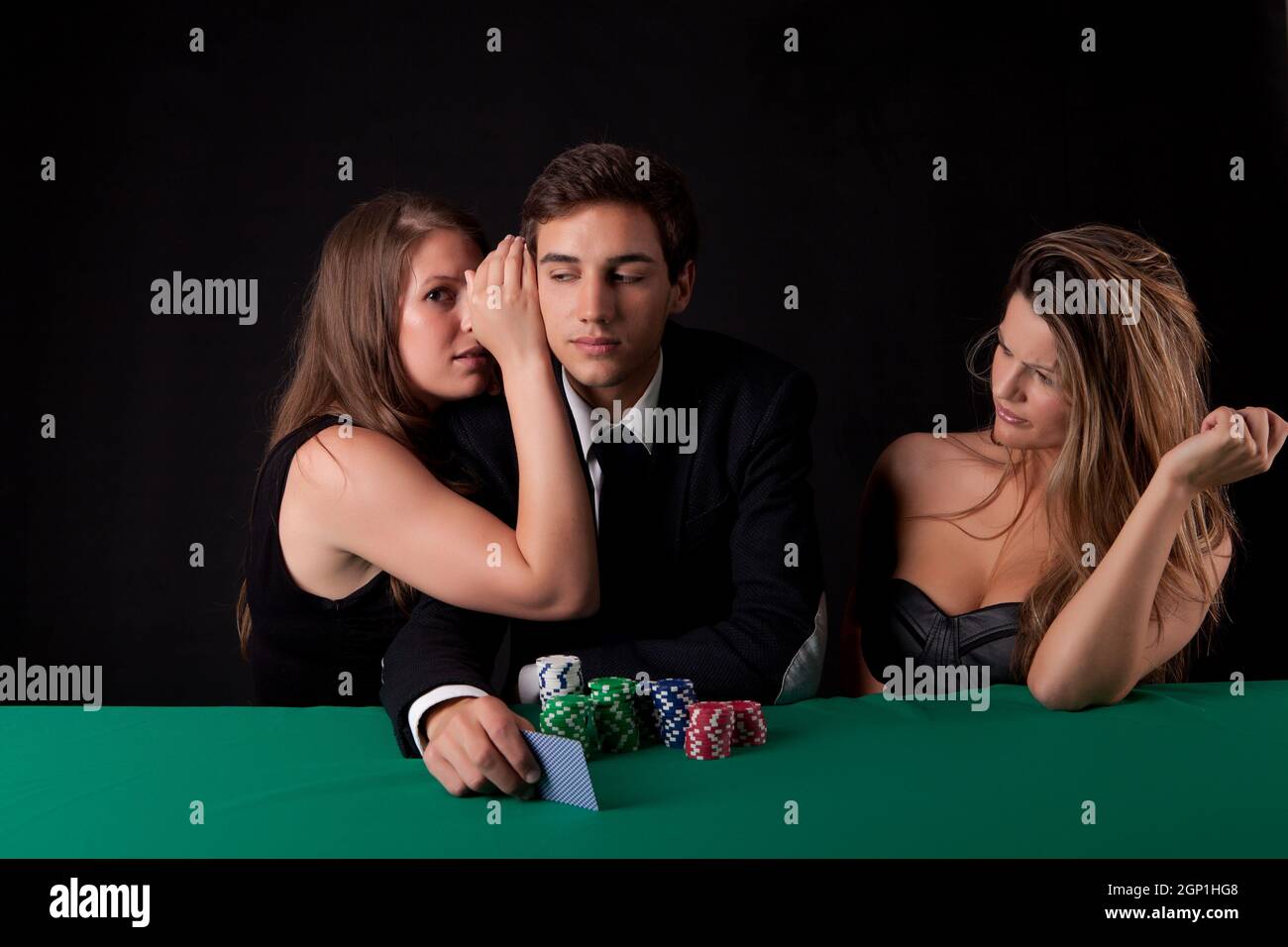 Joven guapo jugar al Texas Hold'em poker Foto de stock