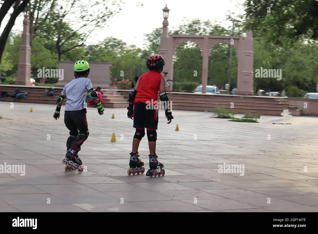 Jaipur, Rajasthan, India: 28 de julio de 2019: Childerns aprendiendo patinaje. Foto de stock