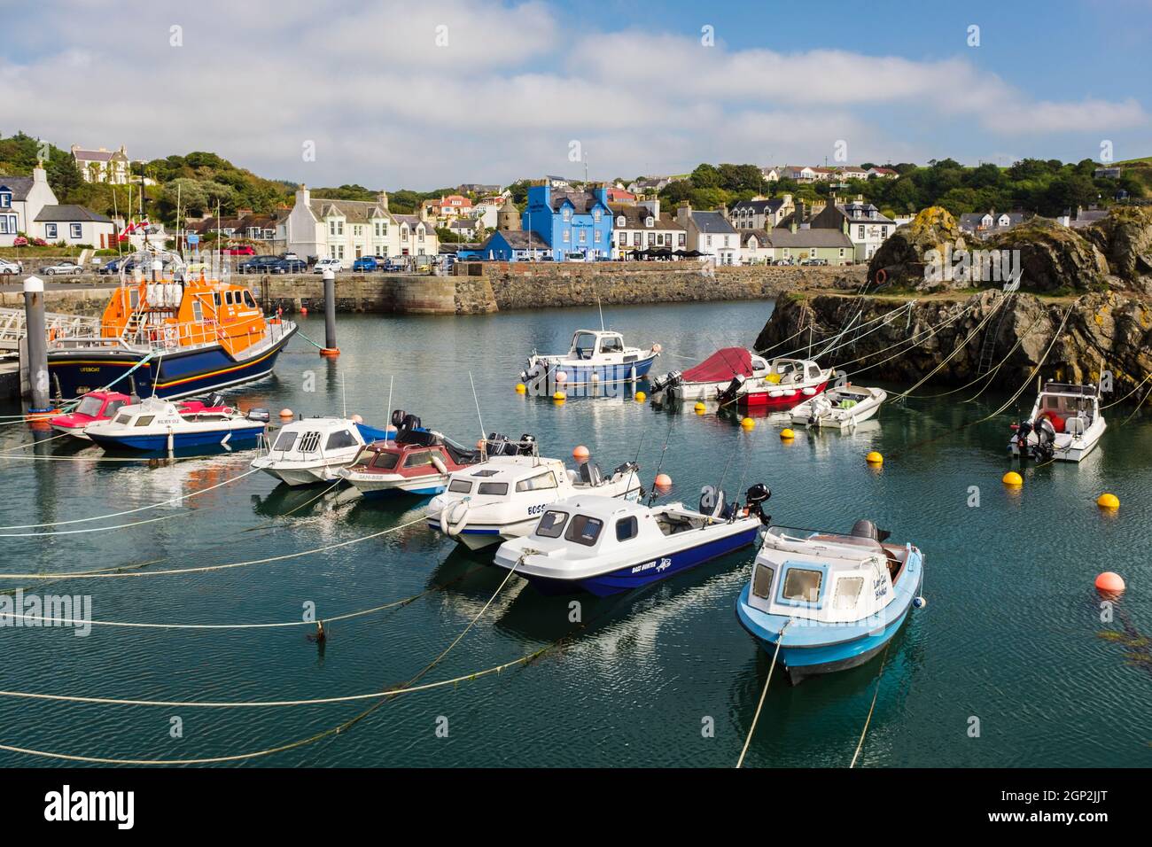 RNLI Lifeboat y pequeños barcos amarrados en el puerto natural de la costa oeste pueblo de pescadores. Portpatrick, Dumfries y Galloway, Escocia, Reino Unido, Gran Bretaña Foto de stock