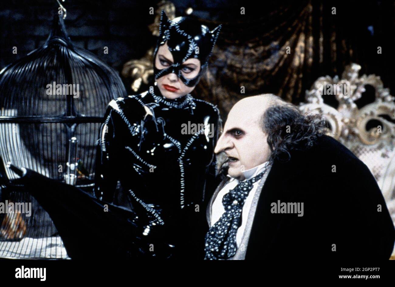 BATMAN REGRESA, de izquierda: Michelle Pfeiffer como Catwoman, Danny DeVito  como el pingüino, 1992. ©Warner Bros./cortesía Everett Collection  Fotografía de stock - Alamy