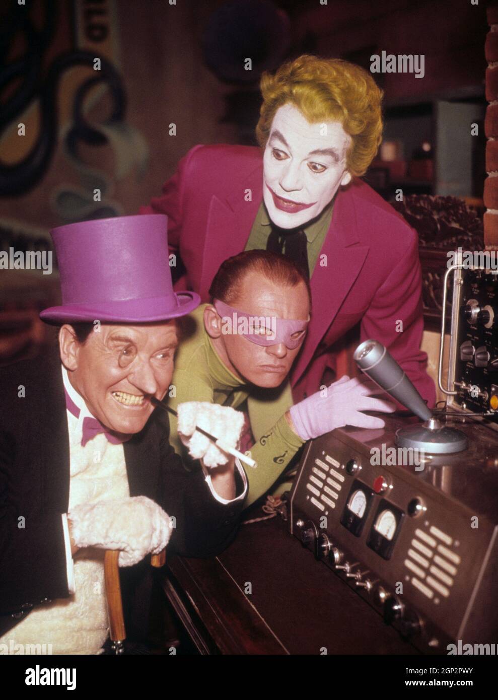 BATMAN, (alias BATMAN: LA PELÍCULA), de izquierda: Burgess Meredith, como el  pingüino, Frank Gorshin, como el Riddler, Cesar Romero, Como Joker, 1966,  TM y Copyright ©20th Century Fox Film Corp. Todos los
