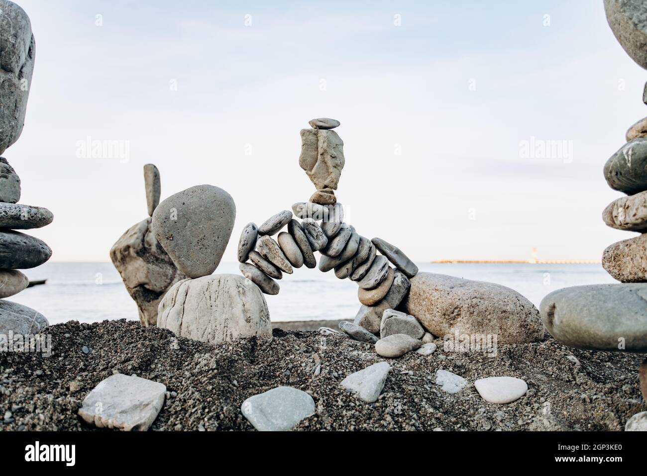 Las figuras de piedras en la playa cerca del mar. Mar de fondo y figuras de  piedra Fotografía de stock - Alamy