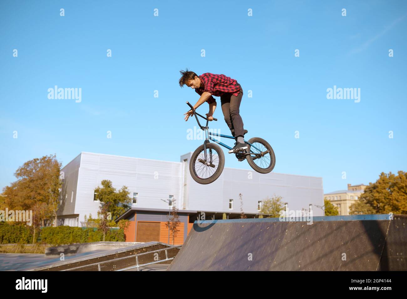 pesadilla Mejorar extraño Hombre bmx biker salta en rampa, adolescente en entrenamiento en skatpark. Deporte en bicicleta extremo, ejercicio en bicicleta peligroso, riesgo de andar en la calle, ciclismo en verano Fotografía de stock - pesadilla Mejorar extraño Hombre bmx biker salta en rampa, adolescente en entrenamiento en skatpark. Deporte en bicicleta extremo, ejercicio en bicicleta peligroso, riesgo de andar en la calle, ciclismo en verano Fotografía de stock -