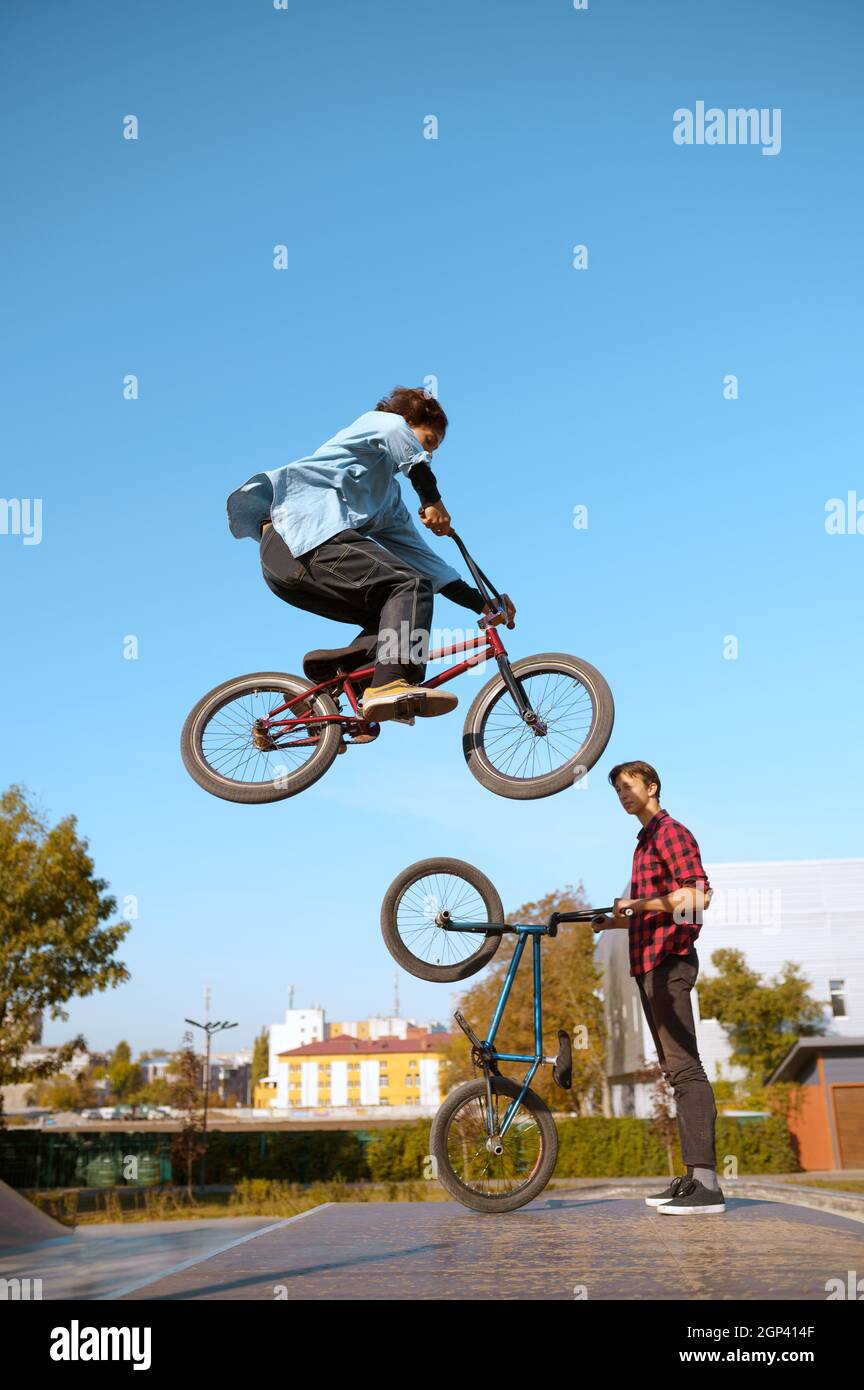BMX biker en rampa salto en acci n entrenamiento en skatpark