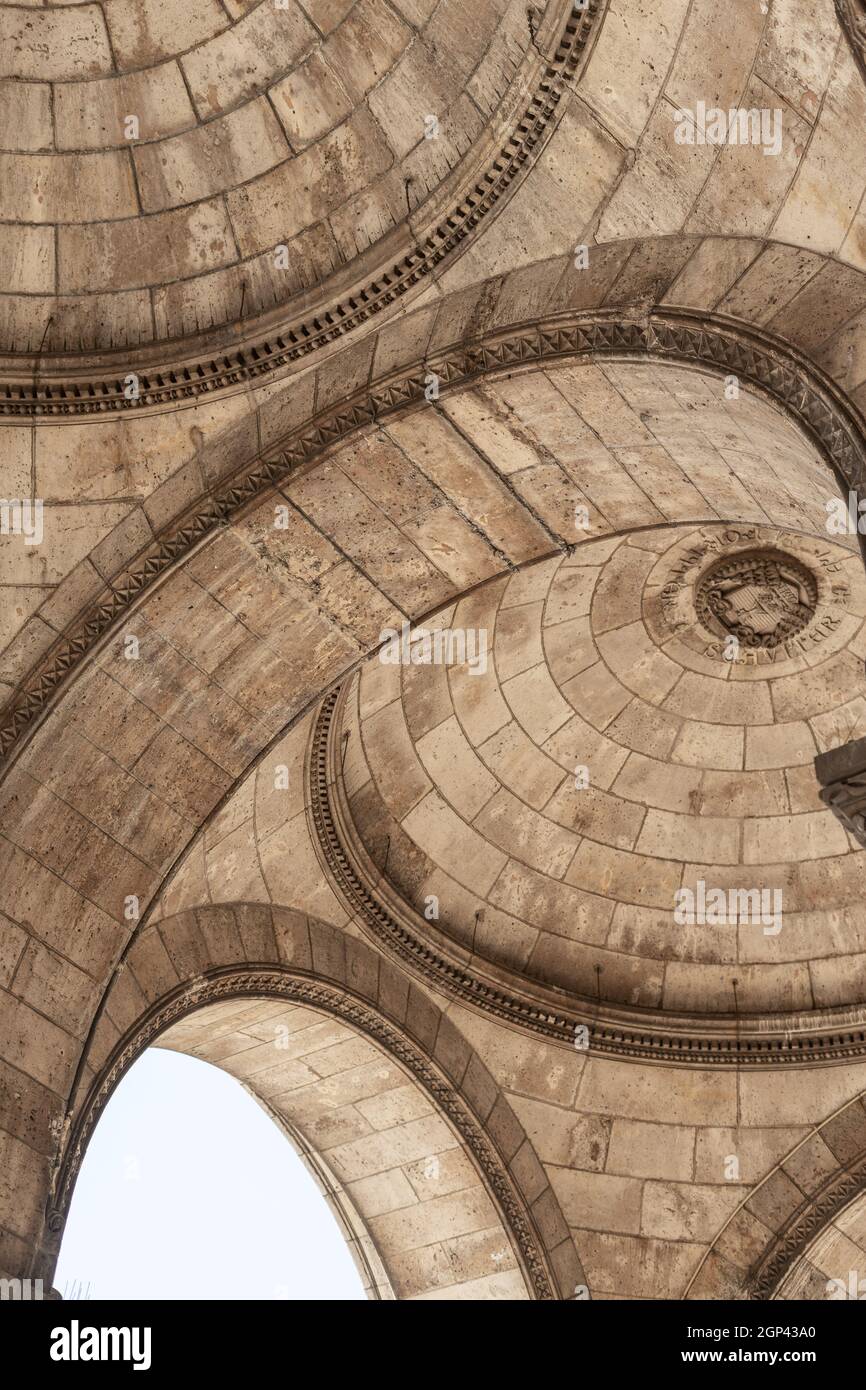 Detalle de los arcos de piedra en la entrada de la basílica del Sagrado Corazón en París Foto de stock