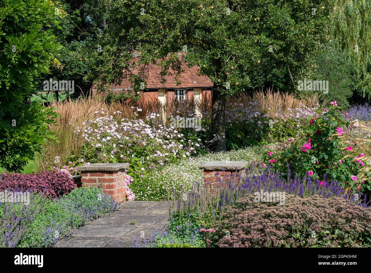 Pacífica escena de verano de un jardín de campo inglés Foto de stock