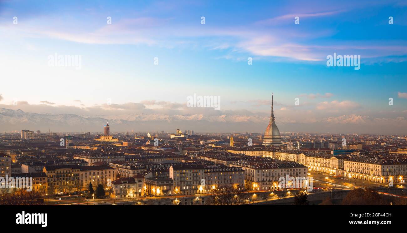 Turín, región Piamonte, Italia. Panorama desde Monte dei Cappuccini (Cerro de Cappuccini) al atardecer con las montañas de los Alpes y el monumento Mole Antonelliana. Foto de stock