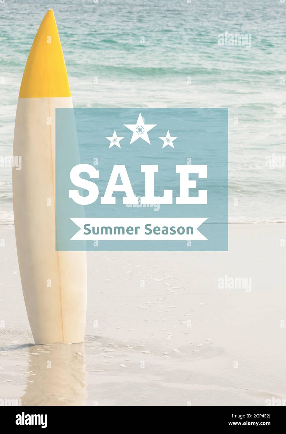 Composición del texto de la temporada de verano de venta sobre tabla de surf y mar Foto de stock