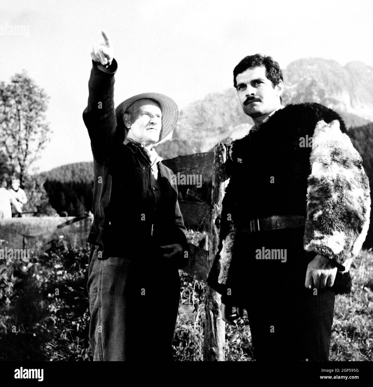 LOS ROLLOS AMARILLOS-ROYCE, de izquierda, el director Anthony Asquith, Omar Sharif, on-set, 1964 Foto de stock