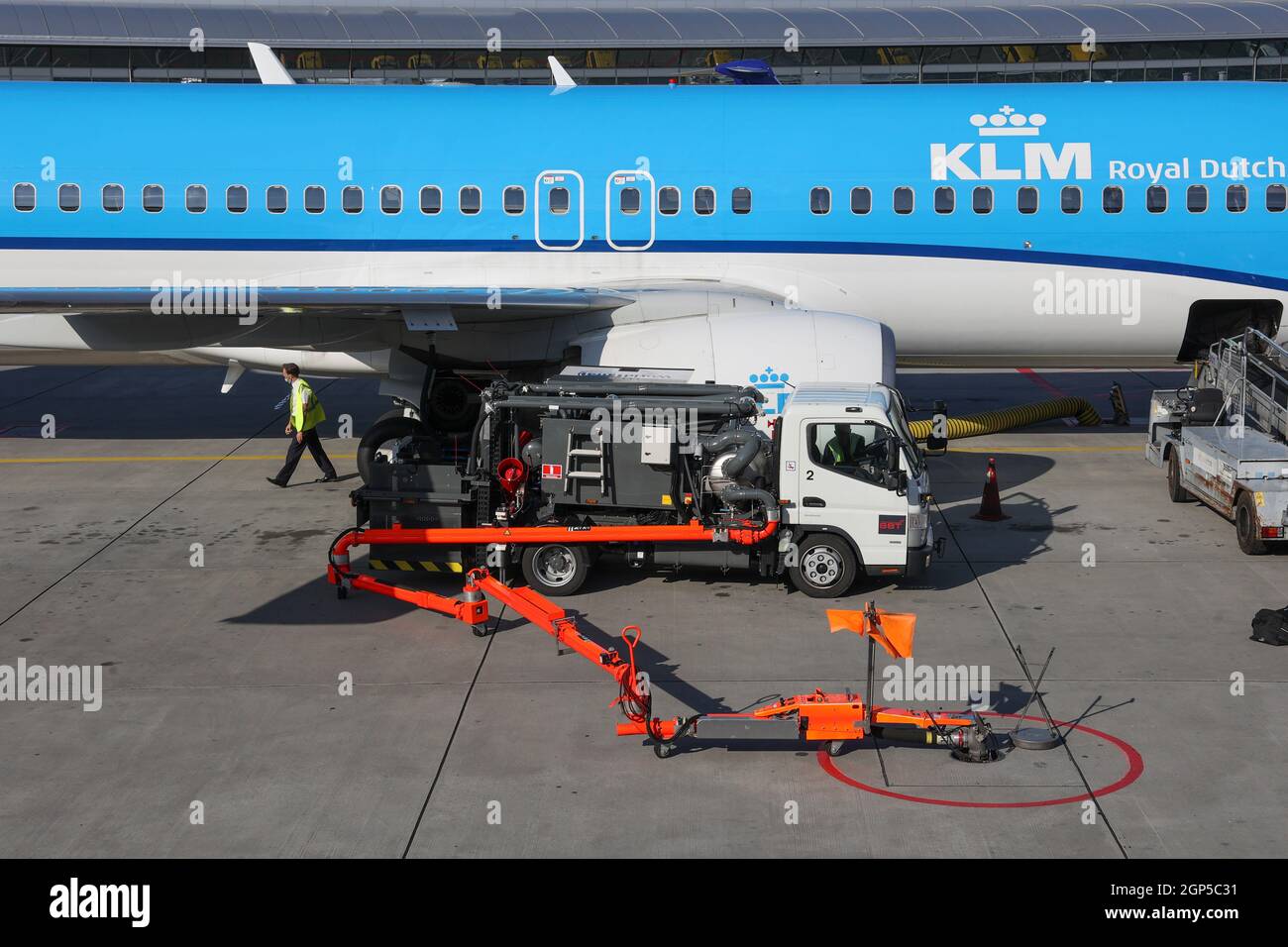 Reabastecimiento de combustible de aviones KLM en el aeropuerto de Copenhague, Kastrup, Copenhague, Dinamarca, Europa Foto de stock