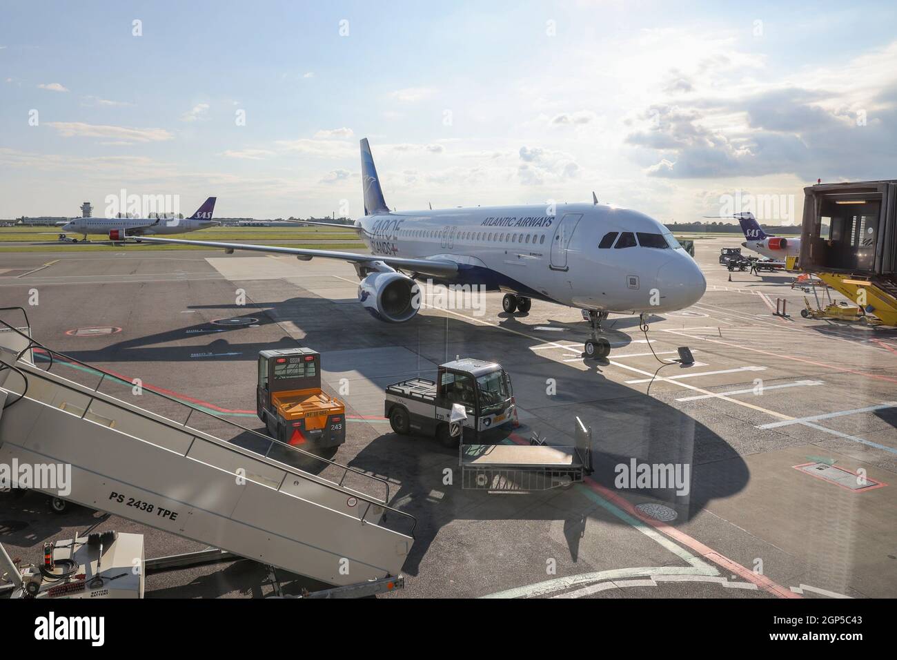 Avión Atlantic Airways cargado con cable eléctrico en la pista de aterrizaje en el aeropuerto de Copenhague Kastrup, Copenhague, Dinamarca, Europa. Foto de stock