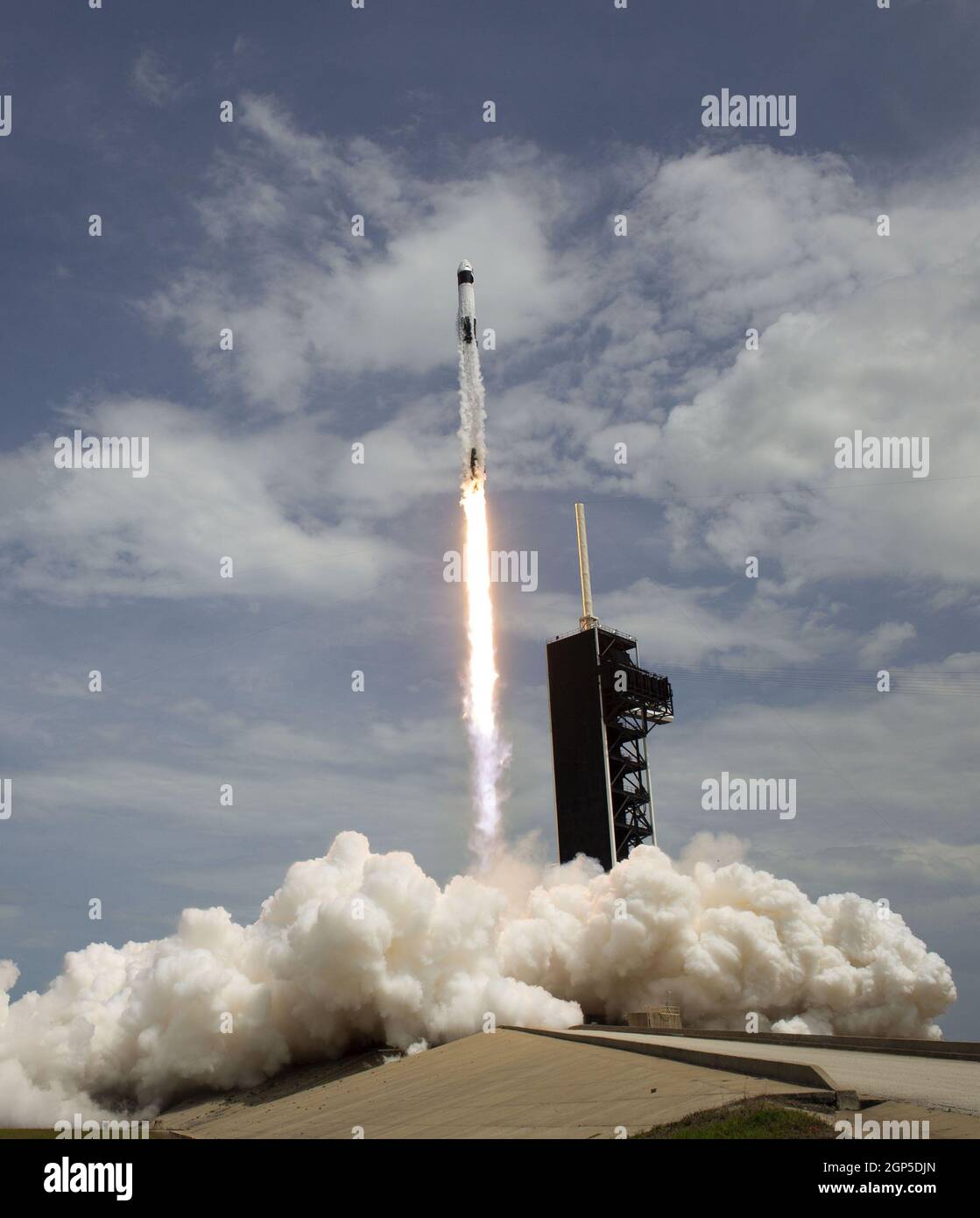 Un cohete SpaceX Falcon 9 se deshace del complejo de lanzamiento 39A en el Kennedy Space Center en Florida, 30 de mayo de 2020. A bordo están los astronautas de la NASA, el coronel de la Fuerza Aérea Robert Behnken y el coronel retirado del Cuerpo de Infantería de Marina Douglas Hurley (BSLOC 2020 5 11) Foto de stock