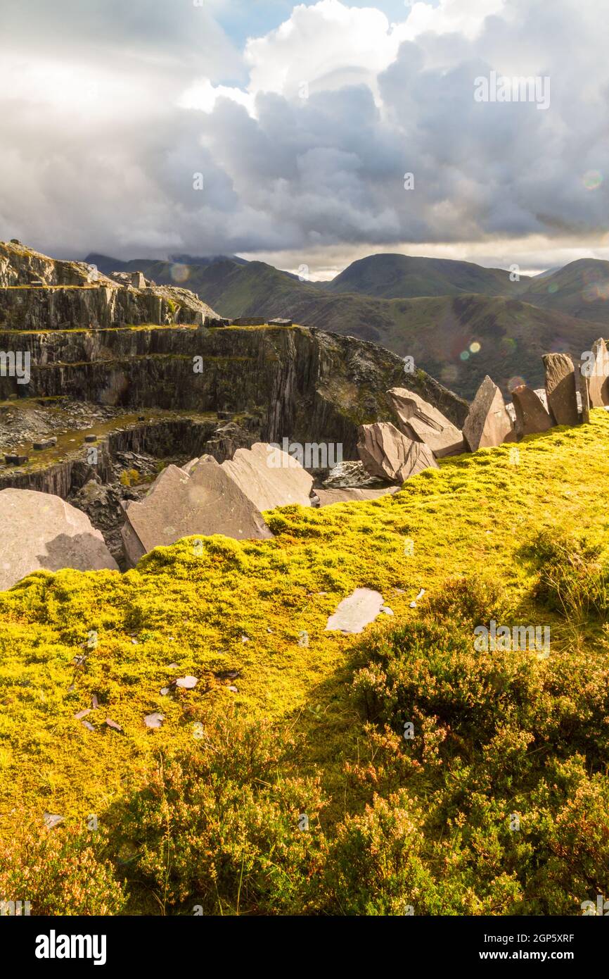 Cantera Dinorwic o Dinorwig Slate, Lago Llyn Peris y Montañas Snowdonia en el fondo. Ahora una zona declarada Patrimonio de la Humanidad por la Unesco, retrato de gran angular. Foto de stock