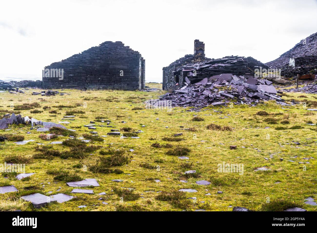Cantera Dinorwic o Dinorwig Slate, edificios en ruinas. Ahora una zona Patrimonio de la Humanidad de la Unesco, paisaje. Foto de stock